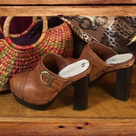 Retro funky platform clogs! - Picture 2 of 12